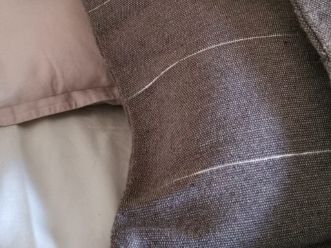 Housse de coussin à pompons gris-taupe