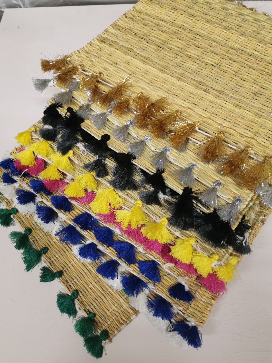 Set de table à pompons multicouleurs