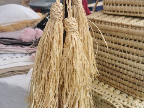 Pompons en raphia