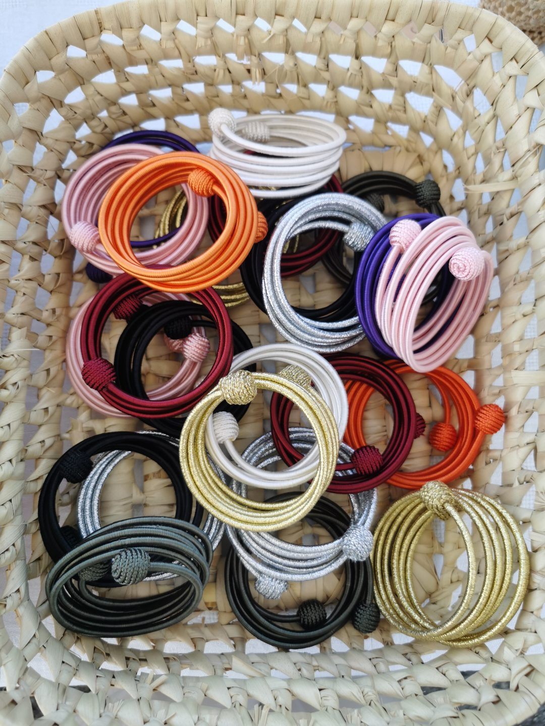 Bracelet en fil de soie noir – Image 2