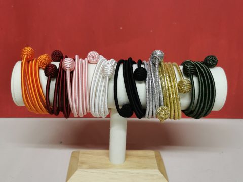 Bracelet en fil de soie noir
