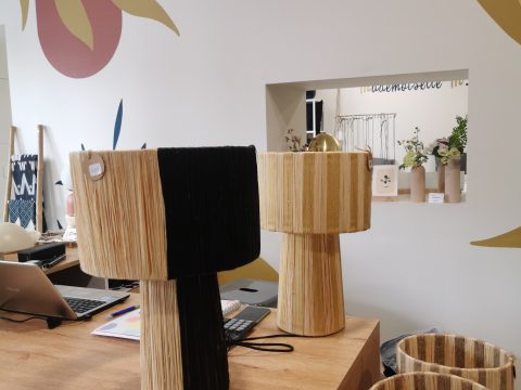 Lampe en raphia à poser, rayée noire ou dorée
