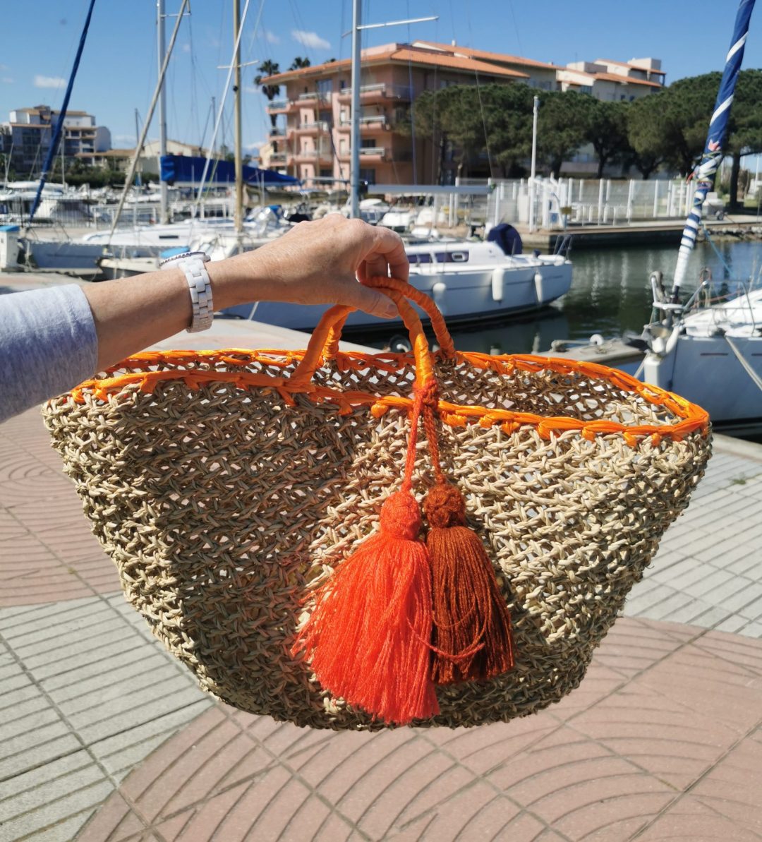 Panier pompons orangé